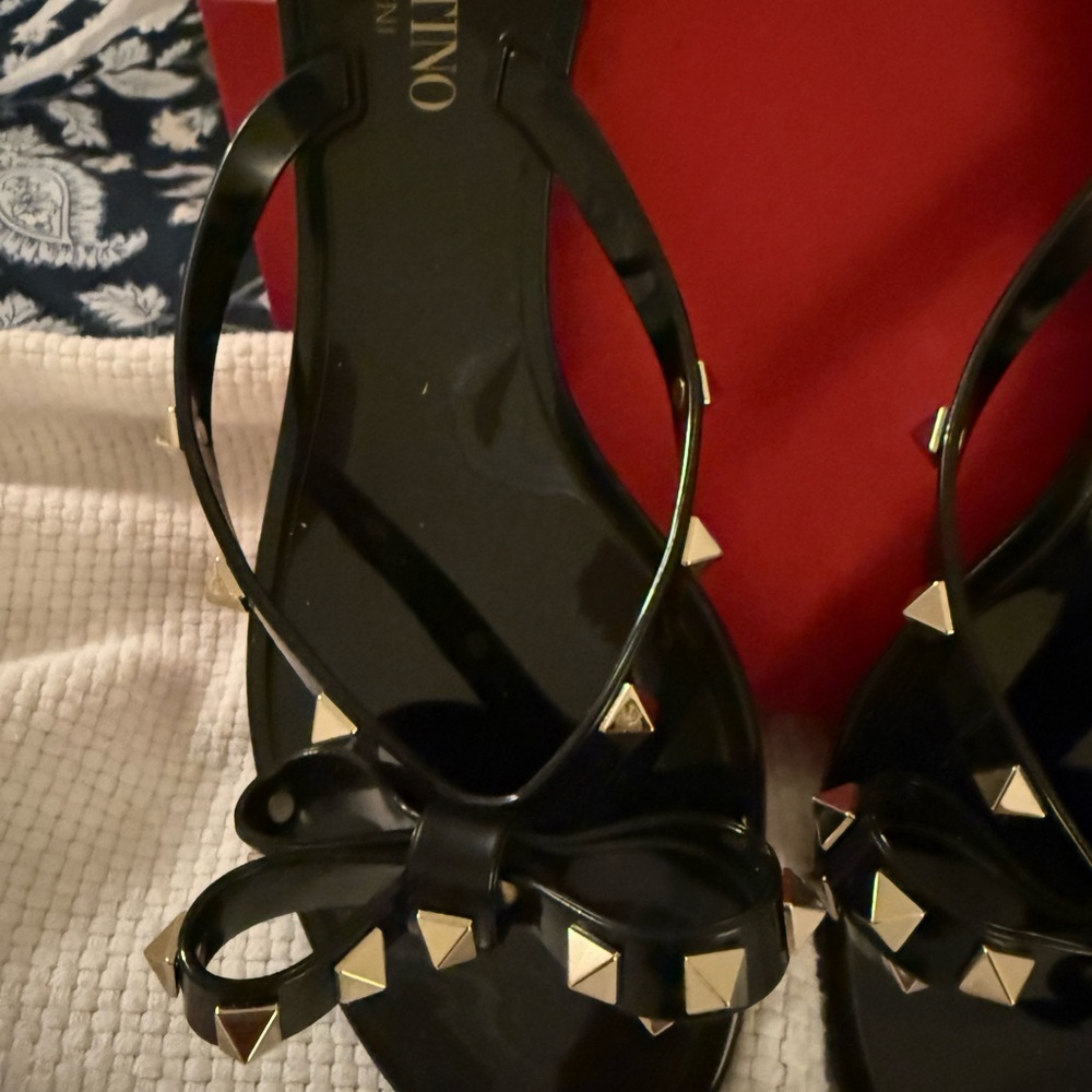 Valentino Garavani Black Rockstud Bow Tie Detail Flip Flop Sandals - Picture 2 of 9